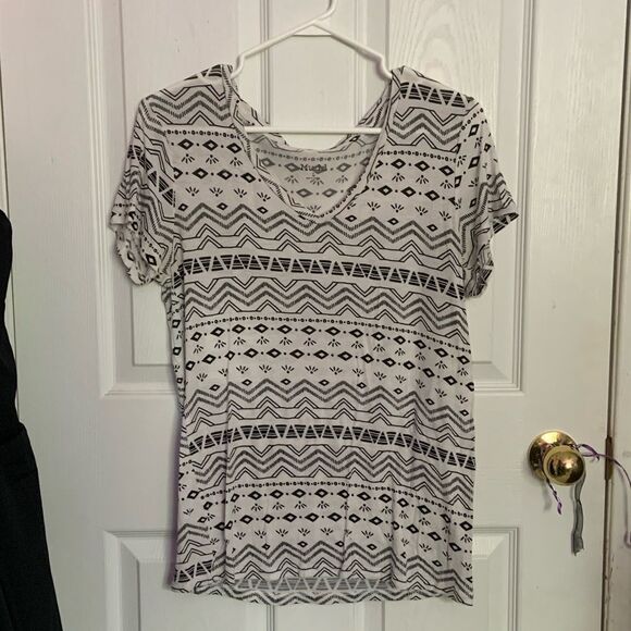 4 for $20//Tribal Print White Top - Picture 2 of 8